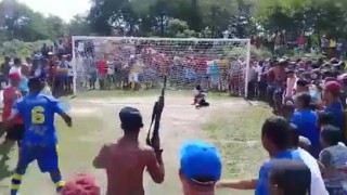 踢丢点球就死！巴西球迷举AK47站球员身后观战