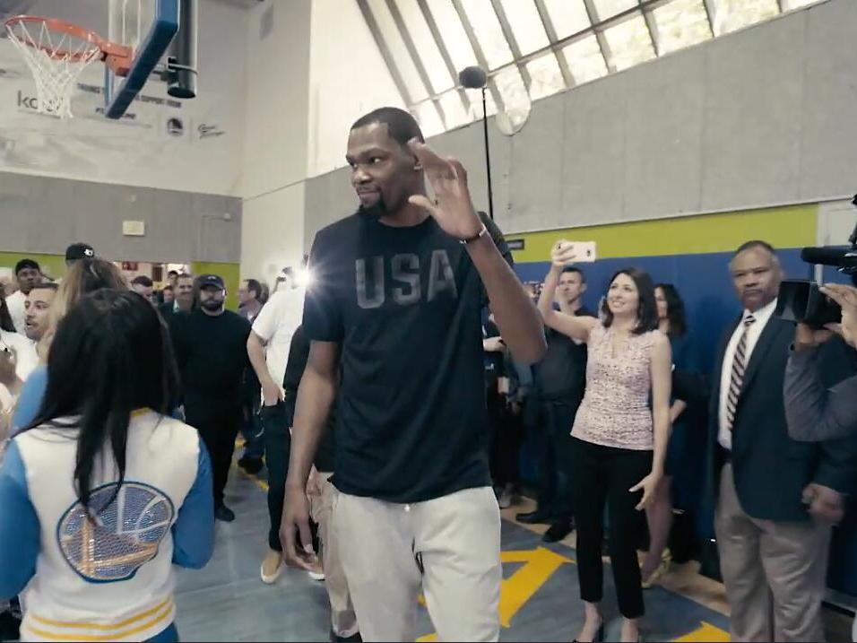 有爱!杜兰特为奥克兰市翻新篮球场拍纪录片