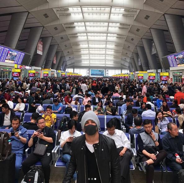 帕托晒中国火车站:人多的就像足球场!