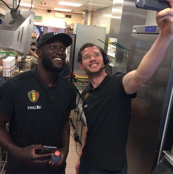 体验生活,卢卡库和维尔通亨在麦当劳打工