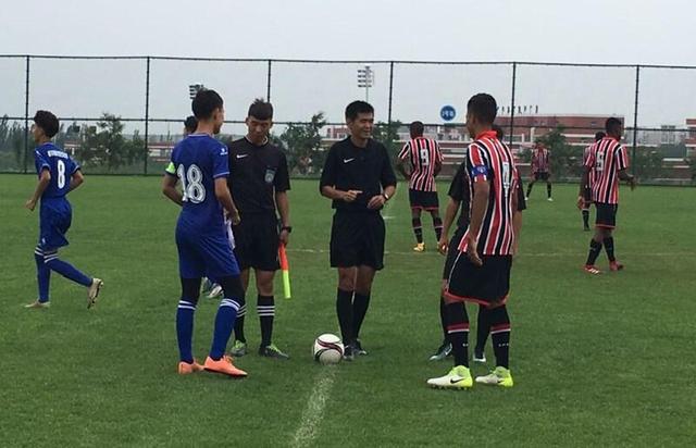 巴西帕尔梅拉斯梯队16-0中国中学队,对手教练