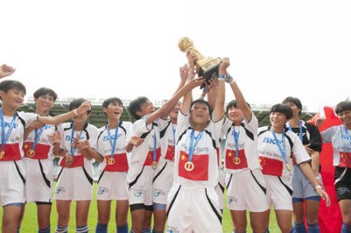 励志!海南山区女足队3度问鼎世界冠军 靠种地