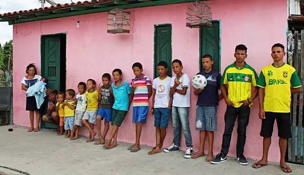 巴西女子生了一支足球队 13个儿子再拼个啦啦