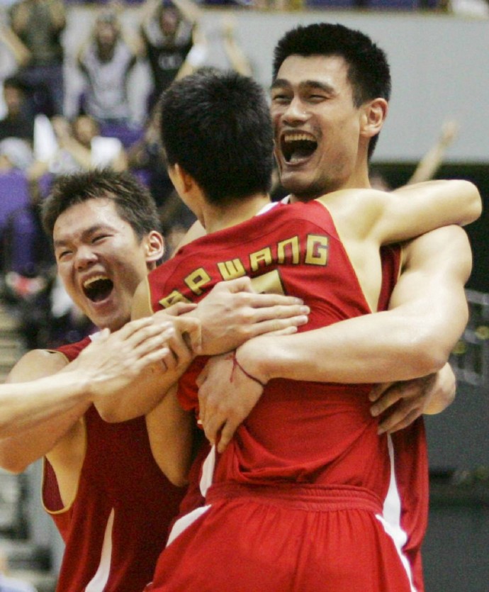 中国篮球的幸福往事:王仕鹏曾3分绝杀欧陆新王