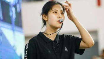 22岁篮球女神裁判酷似刘亦菲!曾打CUBA联赛