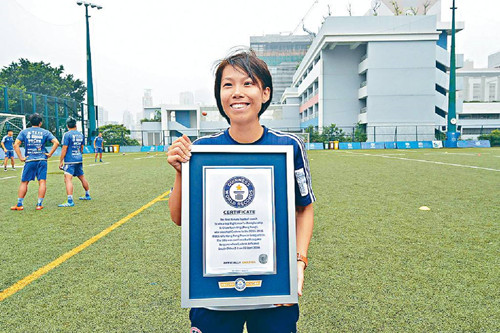 谁说女人不能搞足球! 泰国美女主播带队夺冠教