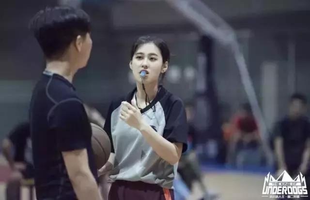 中国最美篮球女裁判走红后 人设崩塌?