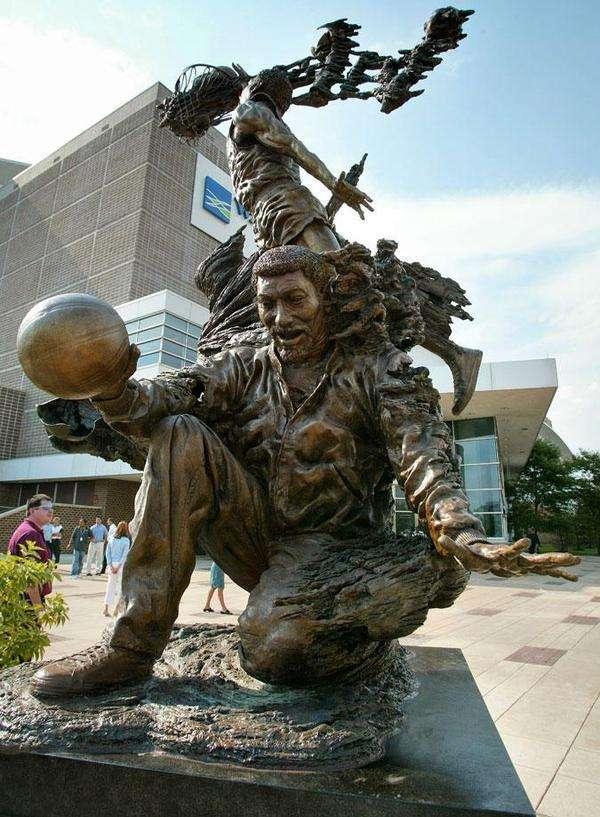 NBA名宿雕像受球迷热捧,科比的塑像选哪个造