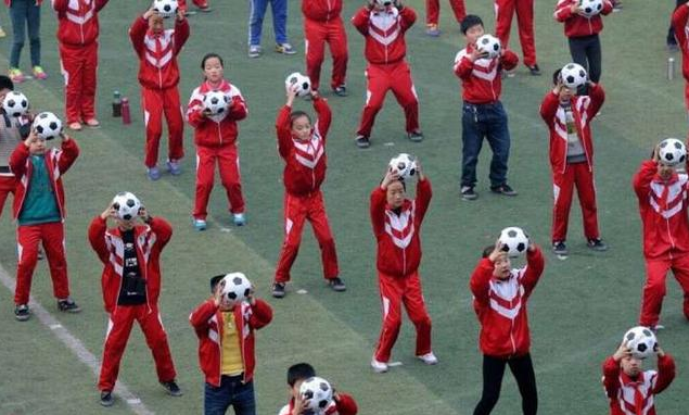外媒指出中国儿童足球训练弊端:足球是用脚来