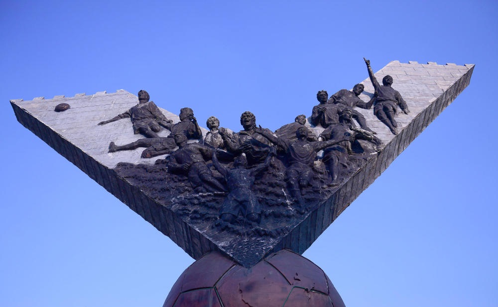 往事已成追忆:国足世界杯出线16周年 纪念雕塑