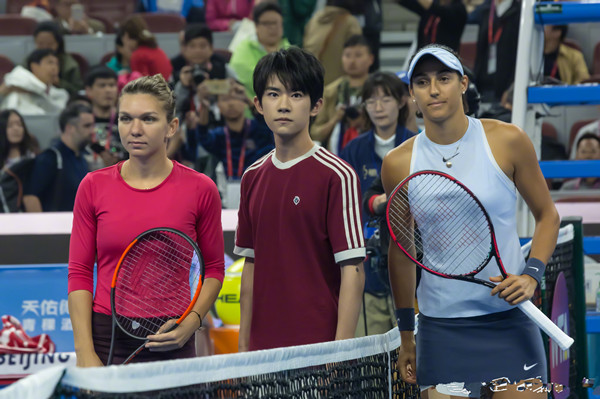 易烊千玺为中网女单决赛挑边 身着红衣引来迷