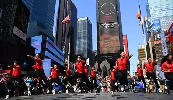 感动!李连杰带病在美国时代广场街演宣传中国