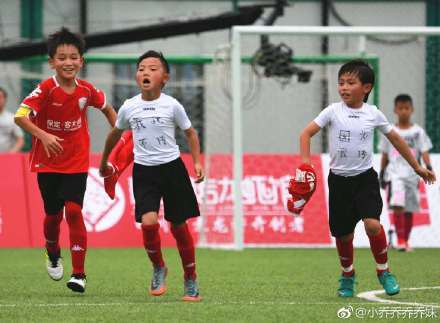 中国8岁足球小将献梅西式进球+C罗式庆祝:我