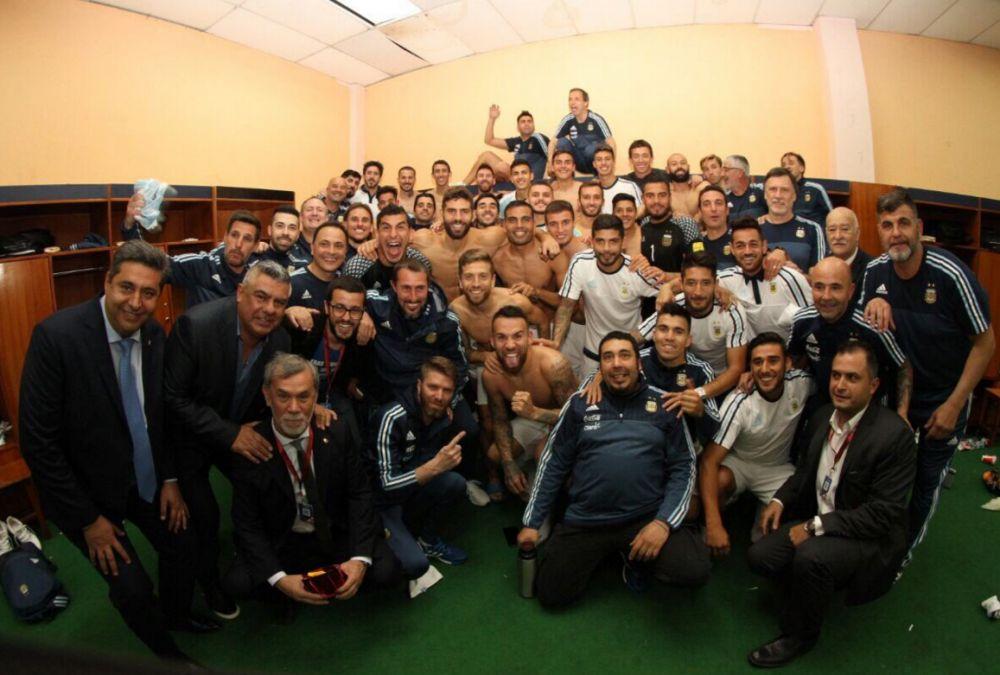 阿根廷更衣室狂欢庆祝,足协主席洒泪拥抱梅西
