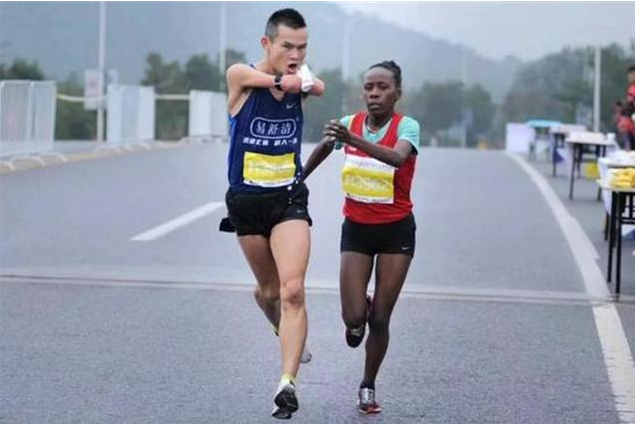 暖心!马拉松比赛外籍女选手降速为中国断臂选