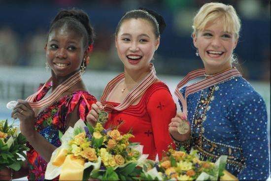 陈露7岁混血女儿代表中国夺花滑亚洲冠军 坚持
