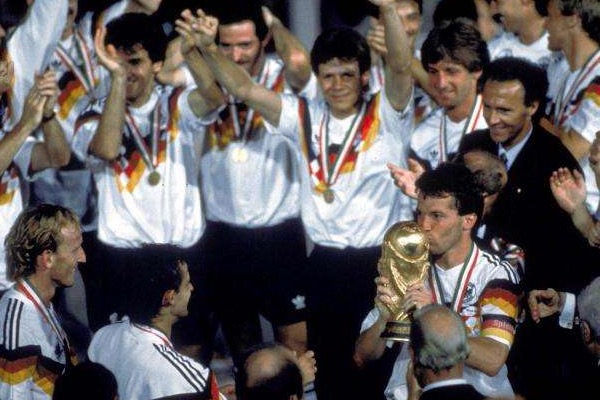 实锤!德国世界杯新队服球员照曝光 梦回1990_