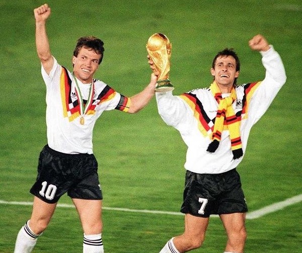 实锤!德国世界杯新队服球员照曝光 梦回1990_