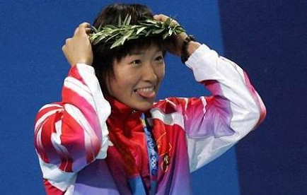 中国女蛙王破奥运纪录勇夺金牌 退役后产子却