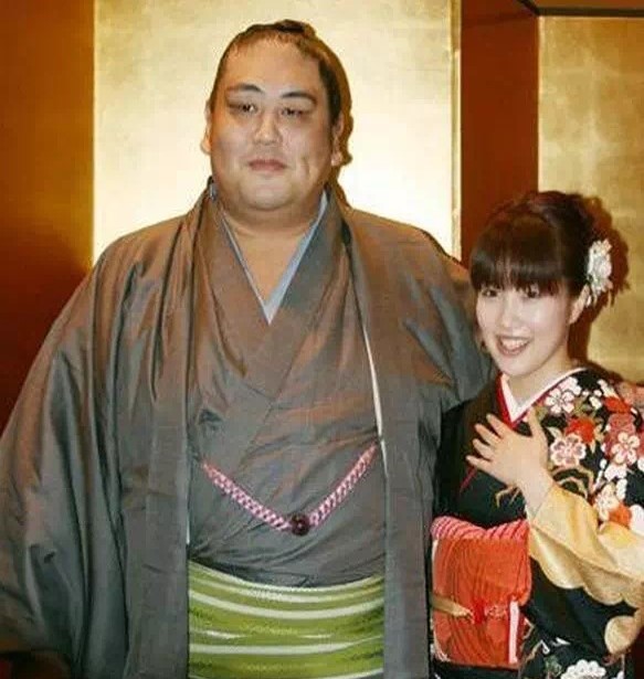 相扑选手重达415公斤， 日本顶级美女都愿意嫁给相扑运动员，女明星为何爱嫁相扑选手