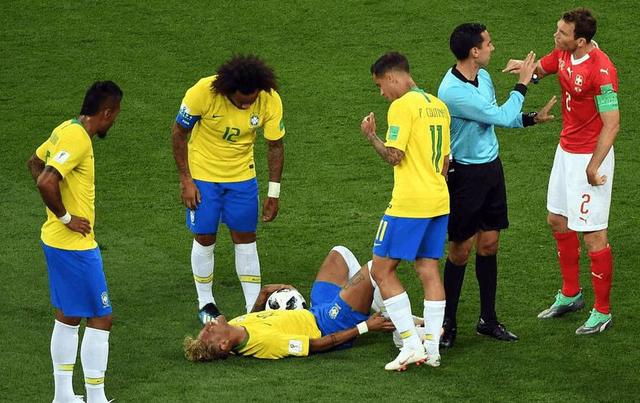 巴西该怎么办！内马尔训练中疑旧伤复发，泄愤后掩面离开