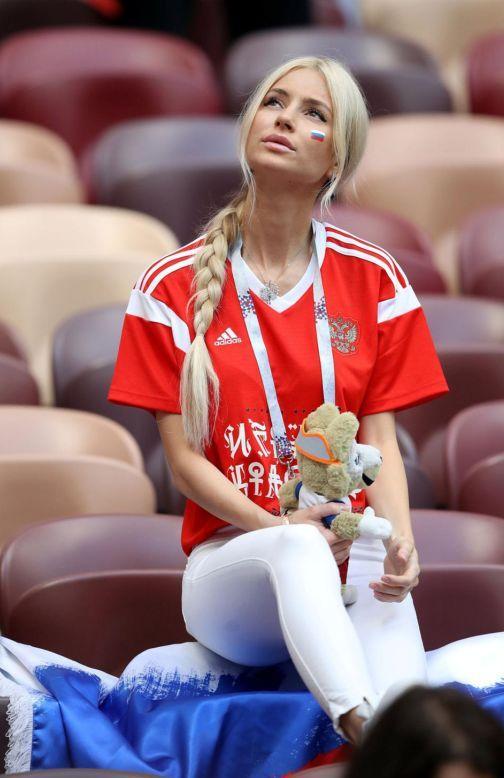 俄罗斯第一美女球迷称号要易主了 她的仰望天空迷住太多人