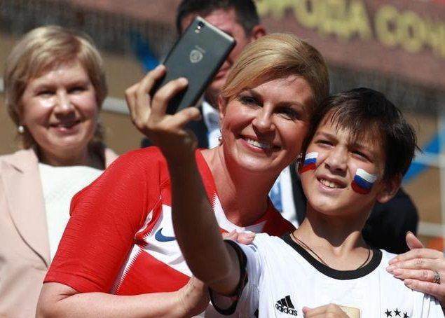 克罗地亚女总统在世界杯真火了，她的爱女也被媒体曝光跟着火了！