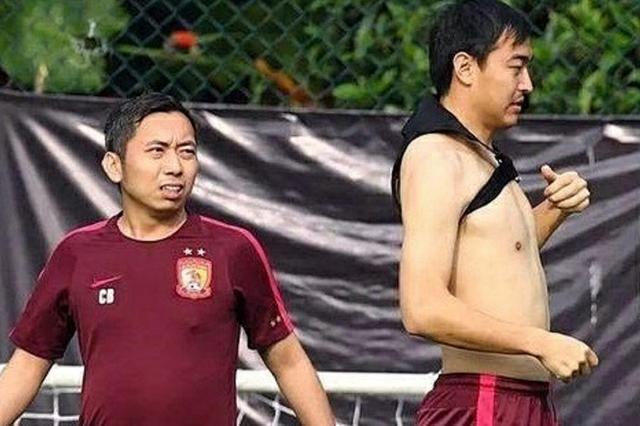 为什么国足队员没有腹肌？韩国教练7个字瞬间打脸，球迷们：太闹