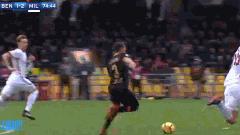 GIF-罗马尼奥利铲球犯规，两黄变一红离场