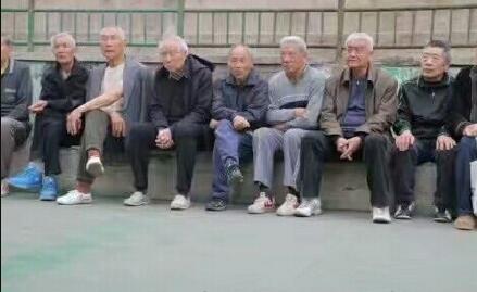 王城公园篮球场重新开放 洛阳寿星篮球队前来
