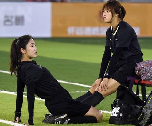 上海业余联赛惊现美女裁判 很养眼压腿热身专