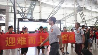恒大部分球员返回广州 球迷举横幅“迎难而上再创辉煌”