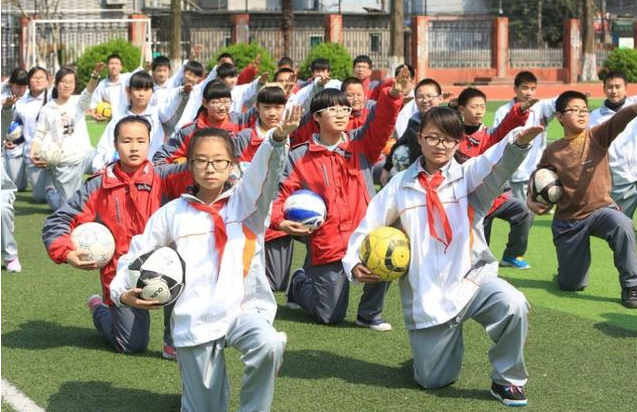 外媒指出中国儿童足球训练弊端:足球是用脚来