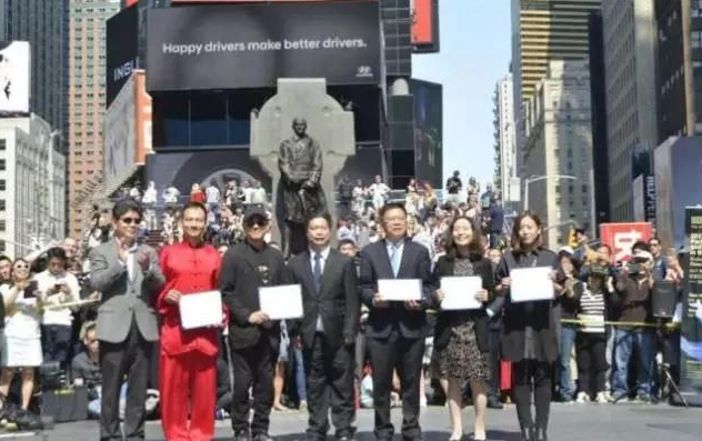感动!李连杰带病在美国时代广场街演宣传中国