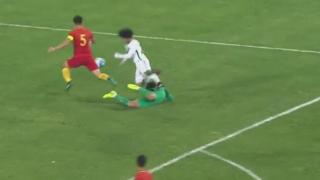 GIF-陈威出击失误被判点球 中国队0-1沙特
