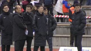 德媒：场边球迷携带辱华旗进场 劝阻未果后中国队离场