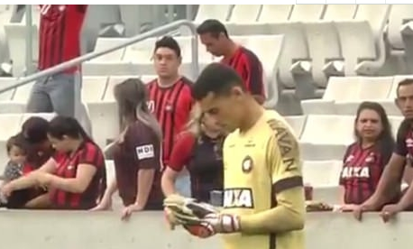 奇葩!巴西联赛门将竟然在比赛中玩手机
